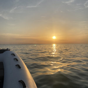 Vue du soleil couchant sur un brig eagle 7
