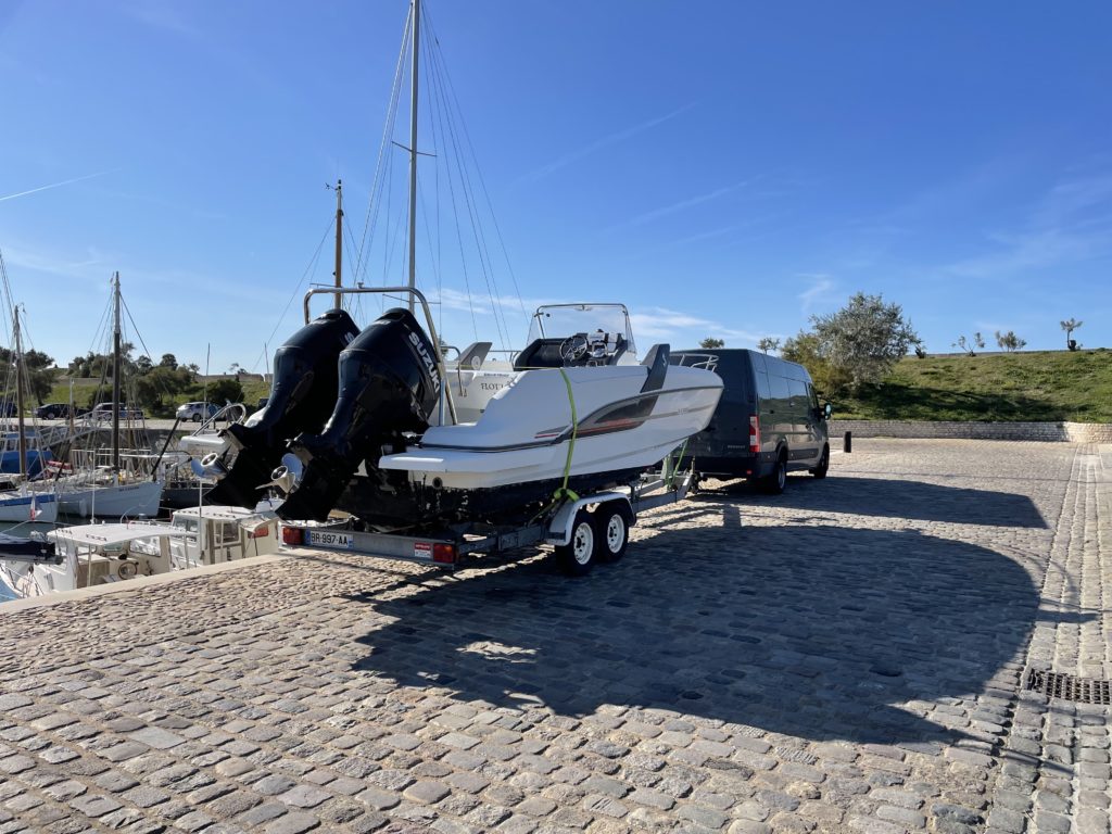 Photo bateau bi moteur à quai