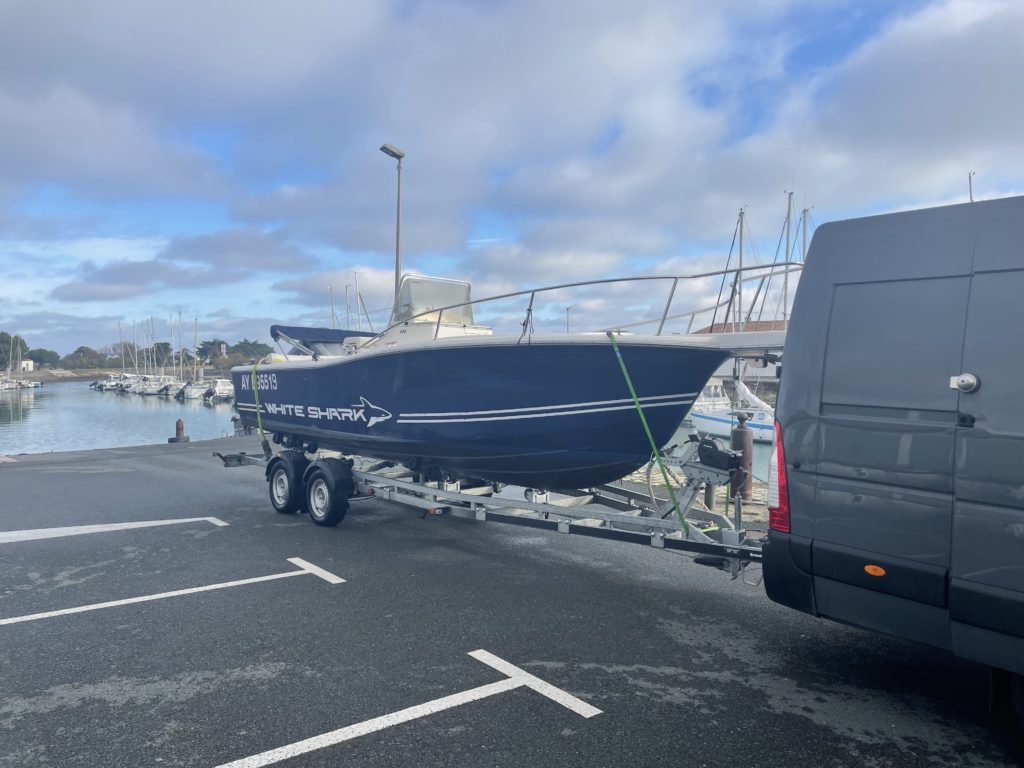 Photo arrière camionnette tractant bateau