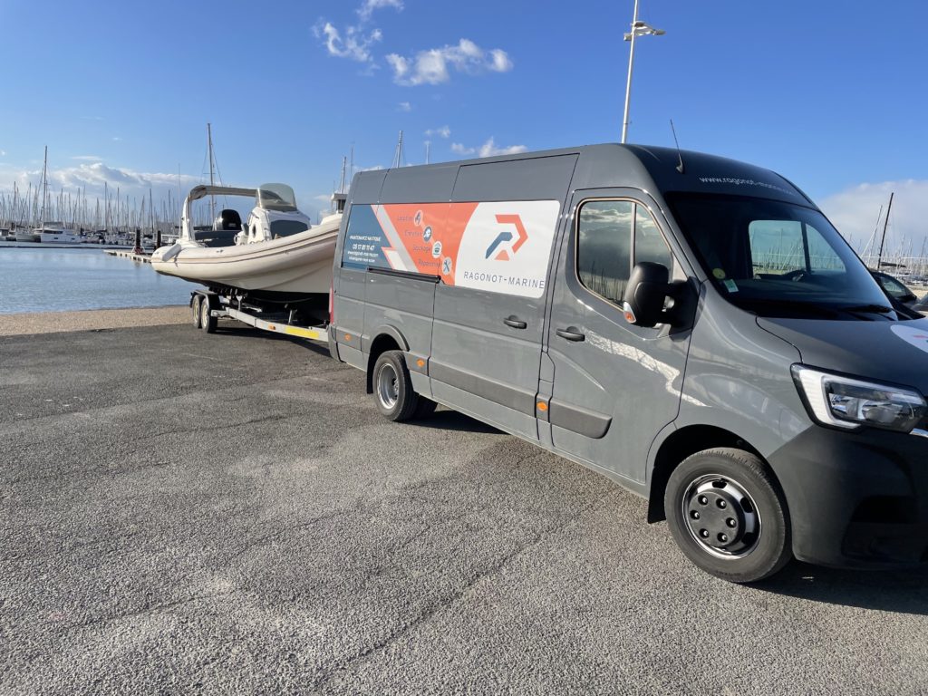 Photo camionnette tractant un bateau semi-rigide
