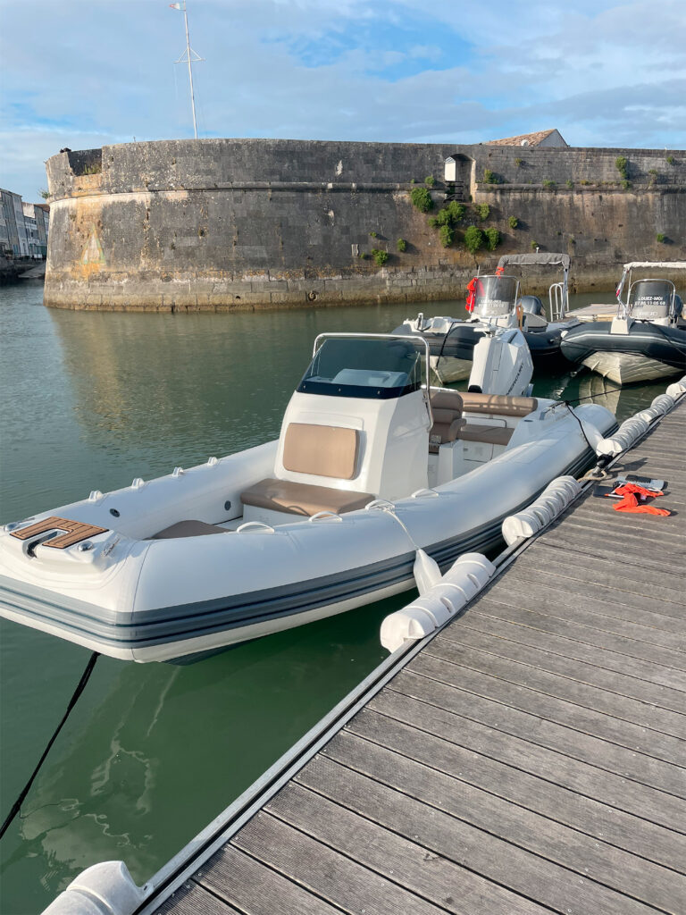Bateau Brig 6.7 amarré sur l'île de Ré
