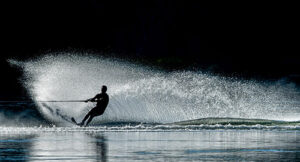 Homme faisant du ski nautique