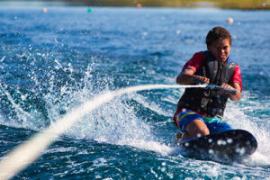 Enfant faisant du wakeboard