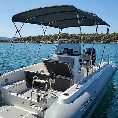 Bateau semi-rigide et ses équipements